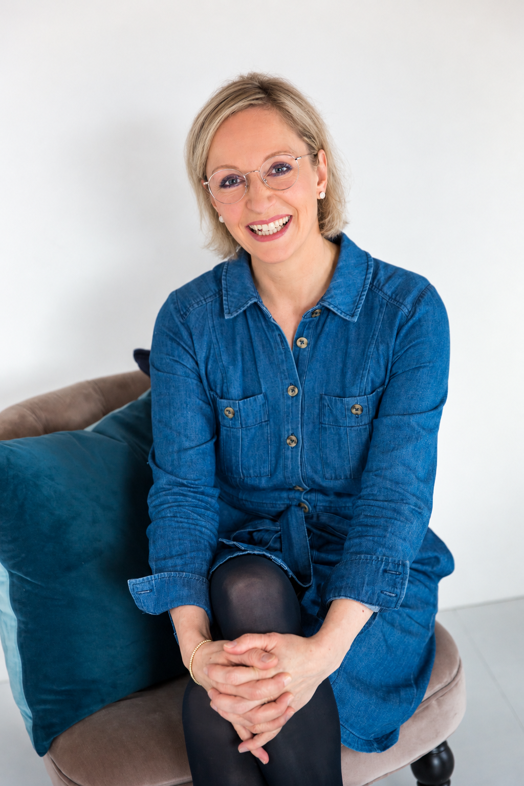 Lächelndes Porträt im Denimkleid